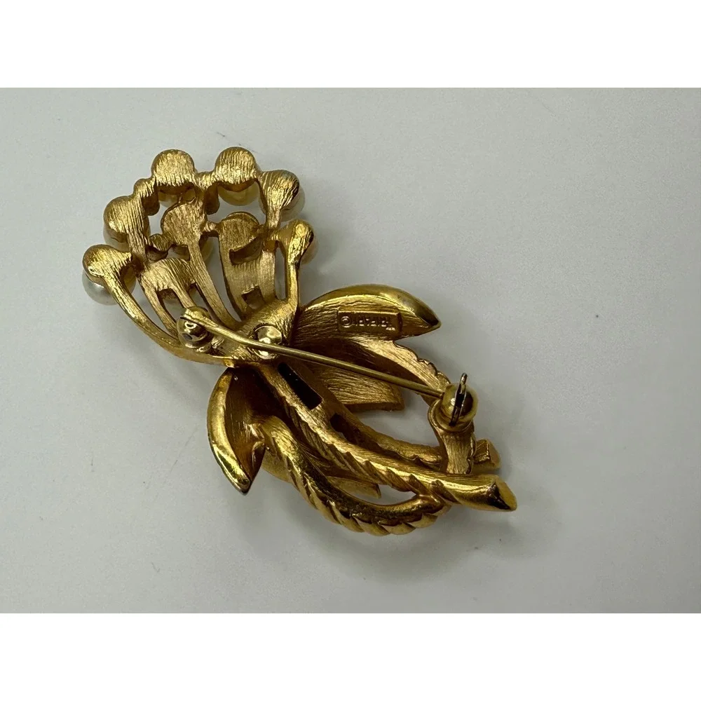 Crown Trifari Gold Tone Faux Pearl Rhinestone Brooch Vintage Floral Pin